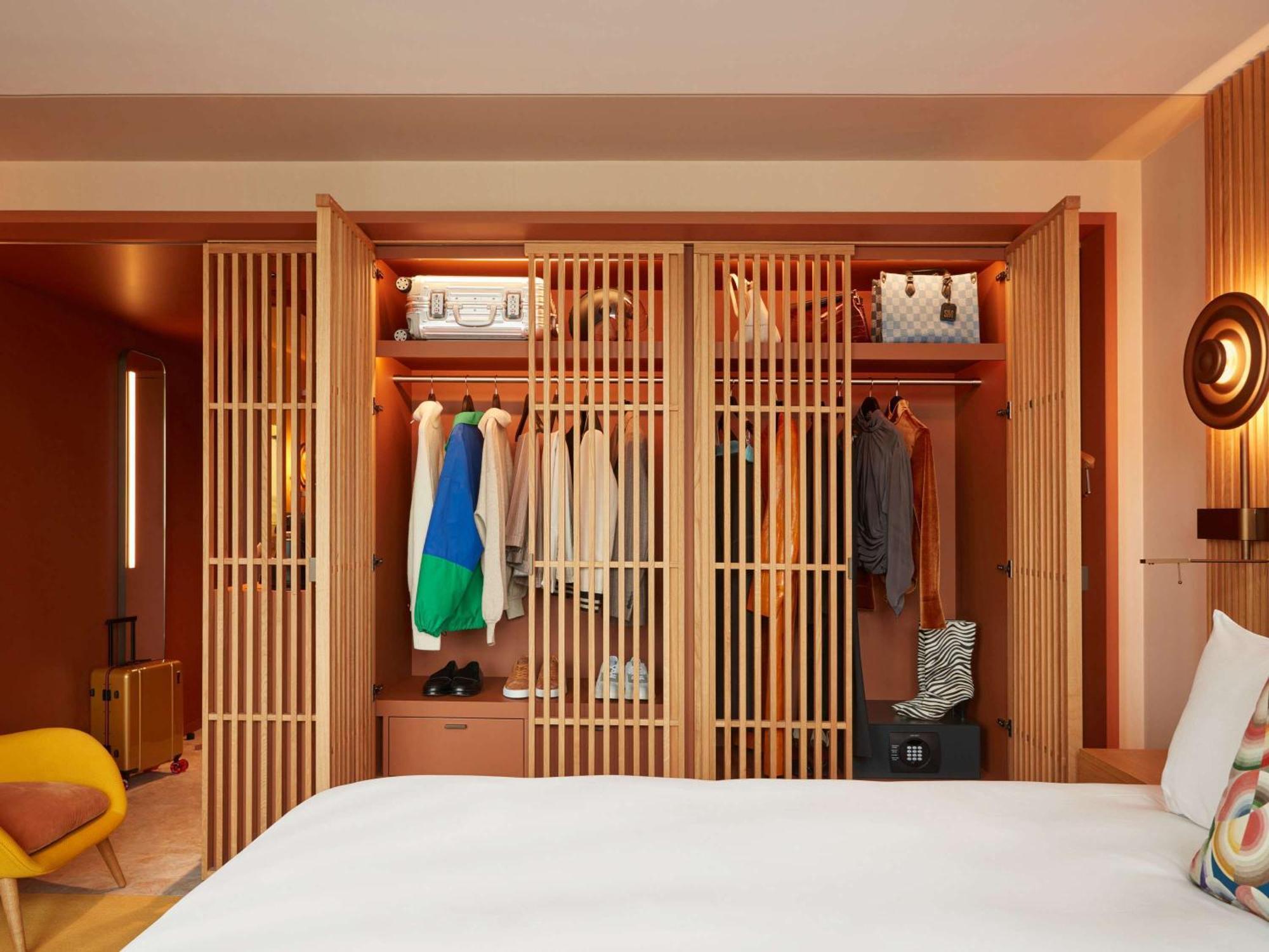 So/ Paris Hotel Екстериор снимка A wardrobe