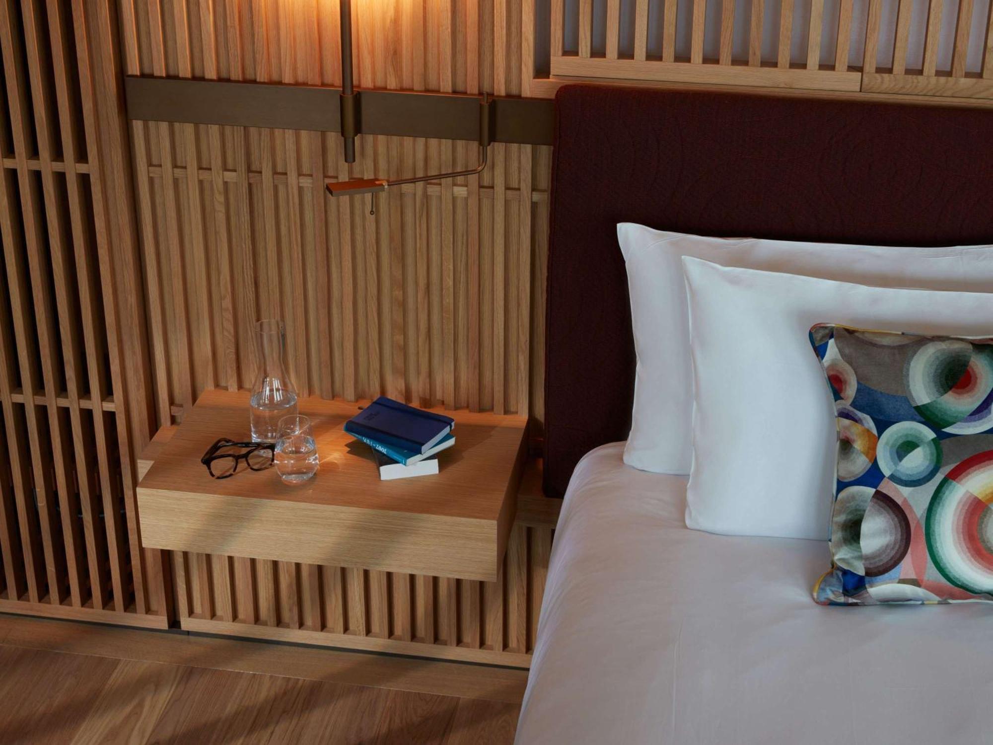 So/ Paris Hotel Екстериор снимка A bedside table