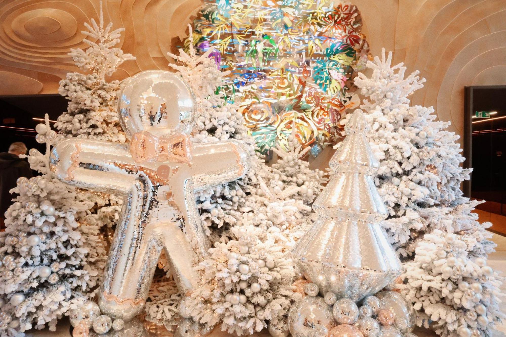 So/ Paris Hotel Екстериор снимка Christmas tree at the Four Seasons Hotel, Seoul, South Korea