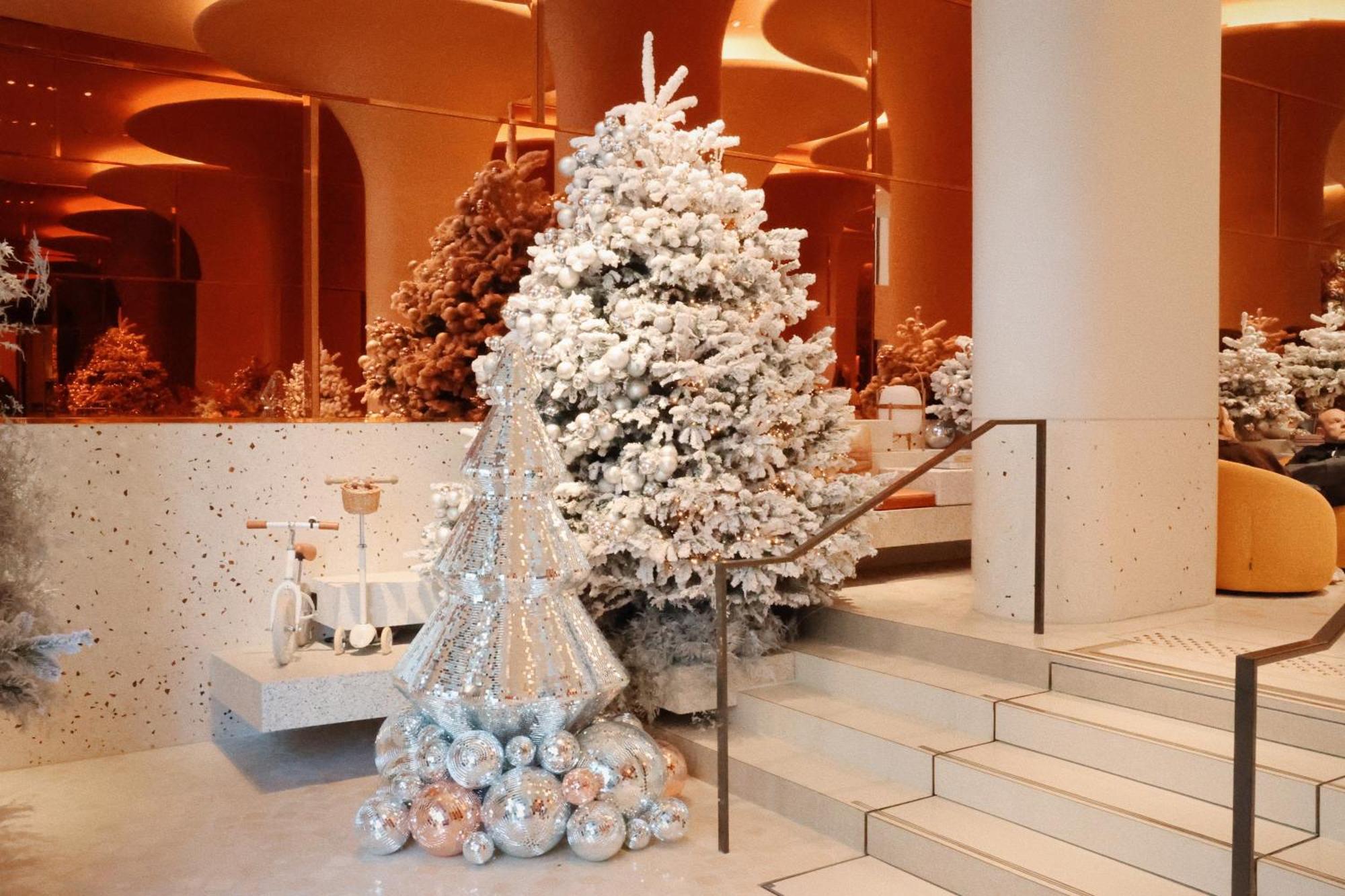 So/ Paris Hotel Екстериор снимка Christmas tree at the Four Seasons Hotel, Hong Kong