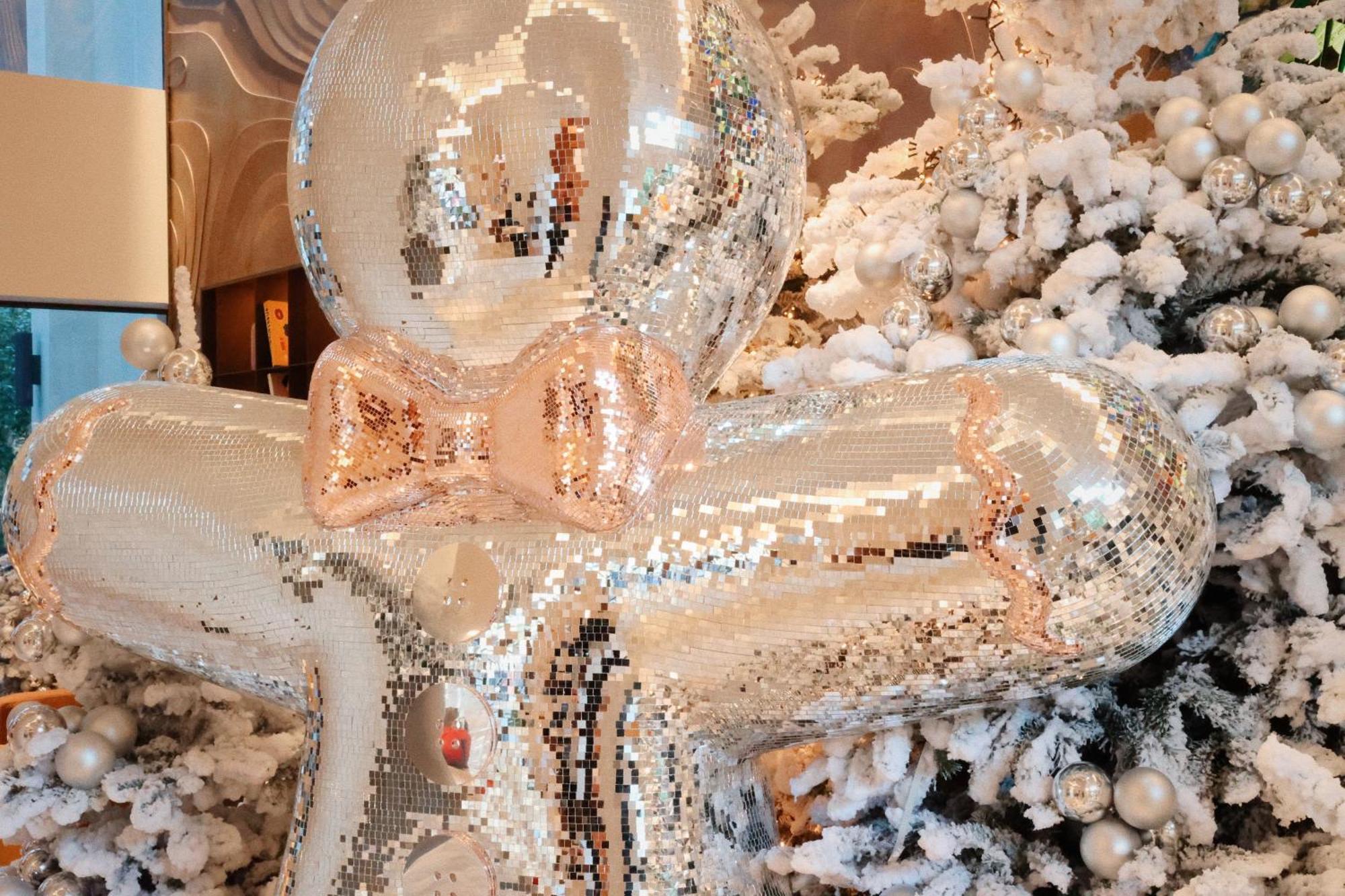 So/ Paris Hotel Екстериор снимка A Christmas tree decorated with white and silver ornaments