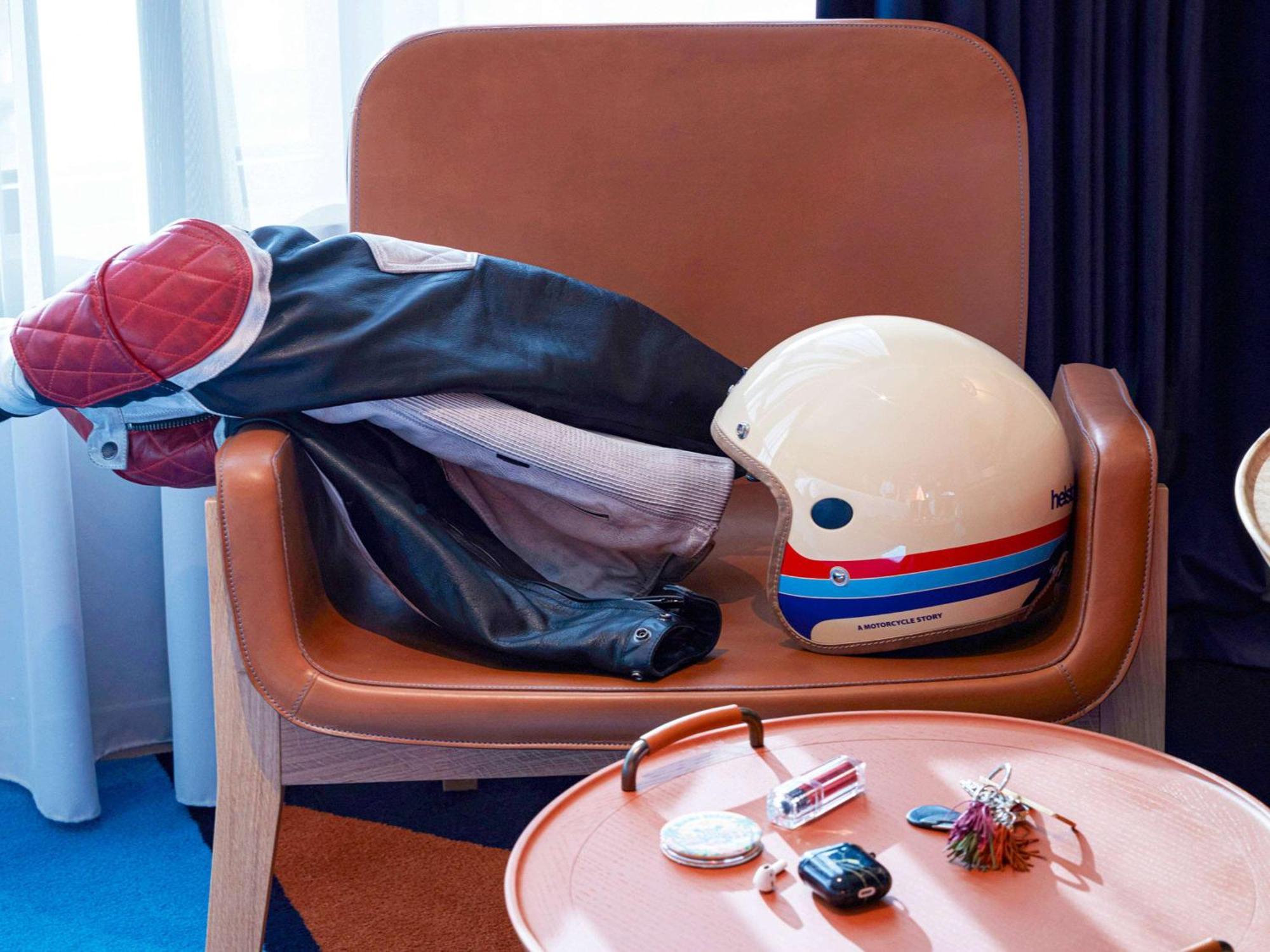 So/ Paris Hotel Екстериор снимка A motorcycle helmet