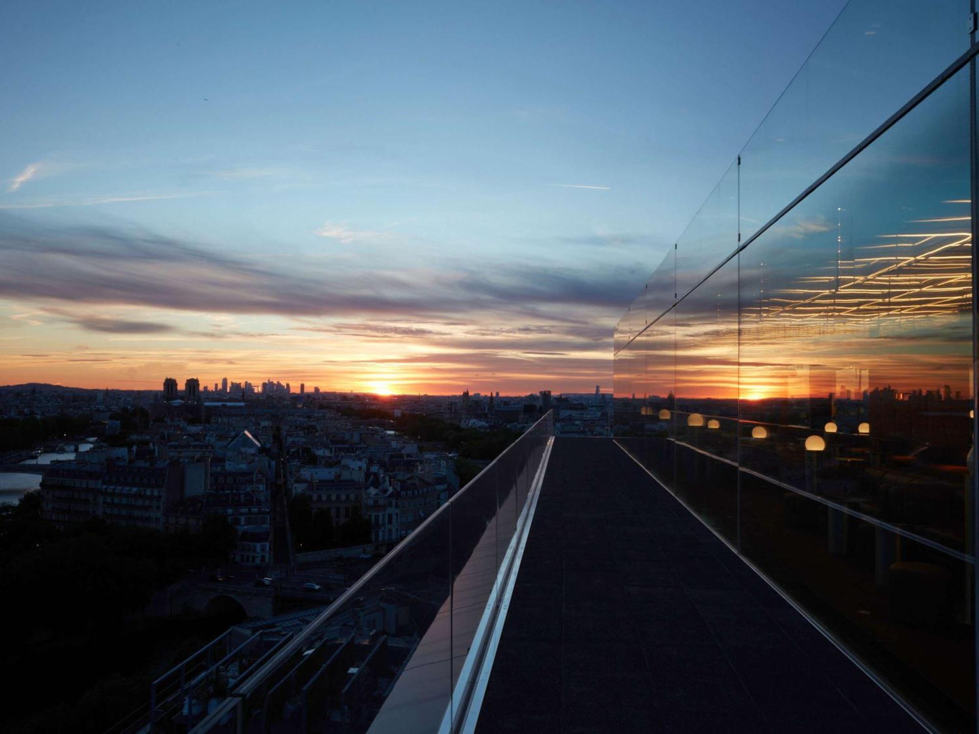 So/ Paris Hotel Екстериор снимка Sunset over the tracks