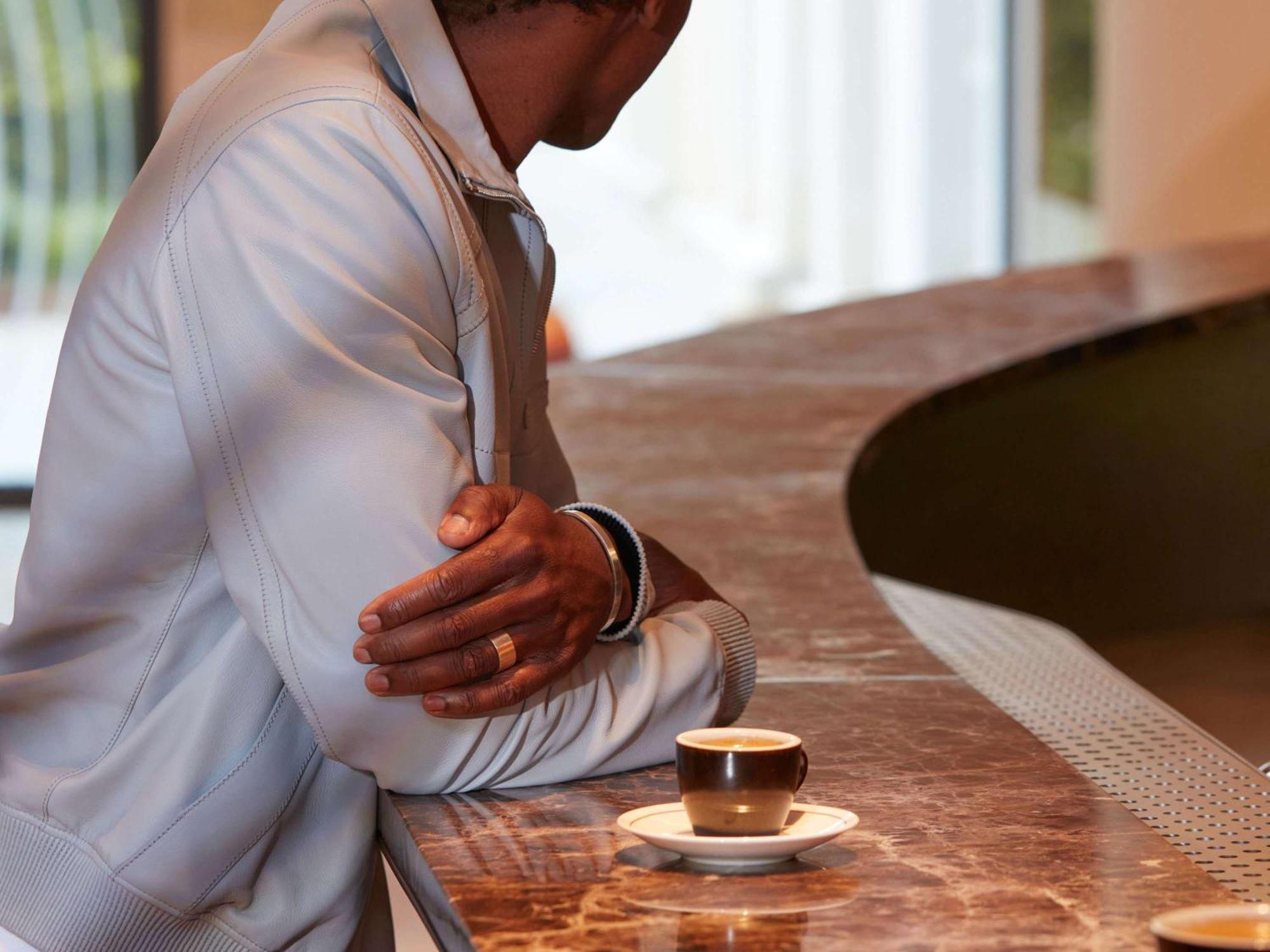 So/ Paris Hotel Екстериор снимка A man leaning on a bar